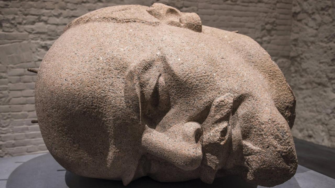 Liegender Kopf des abgerissenen Lenin-Denkmals von Nikolai Tomski in einer Ausstellung präsentiert.