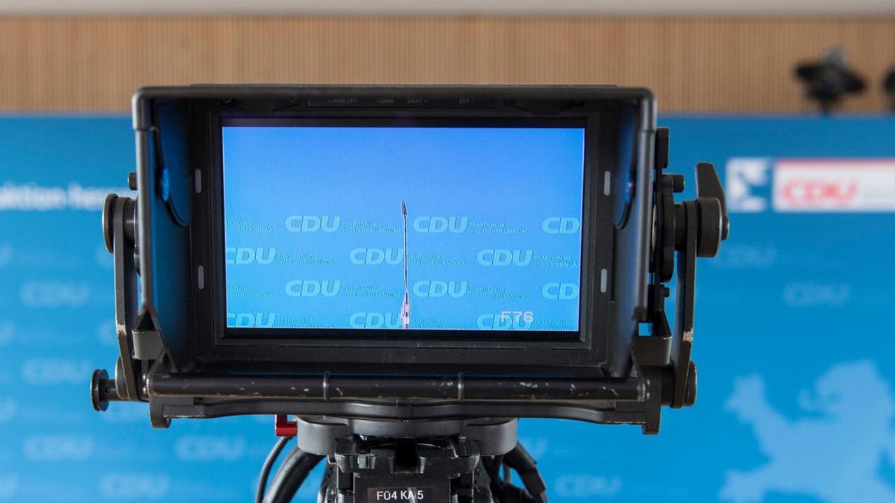 Eine TV-Kamera ist im Fraktionszimmer der CDU auf die Bühne im Hessischen Landtag gerichtet Eine TV-Kamera ist im Fraktionszimmer der CDU auf die Bühne im Hessischen Landtag gerichtet