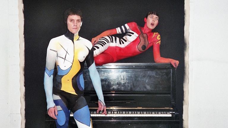 Das Musik-Performance-Duo Charlotte Simon und Toben Piel alias Les Trucs steht am Klavier Das Musik-Performance-Duo Charlotte Simon und Toben Piel alias Les Trucs steht am Klavier