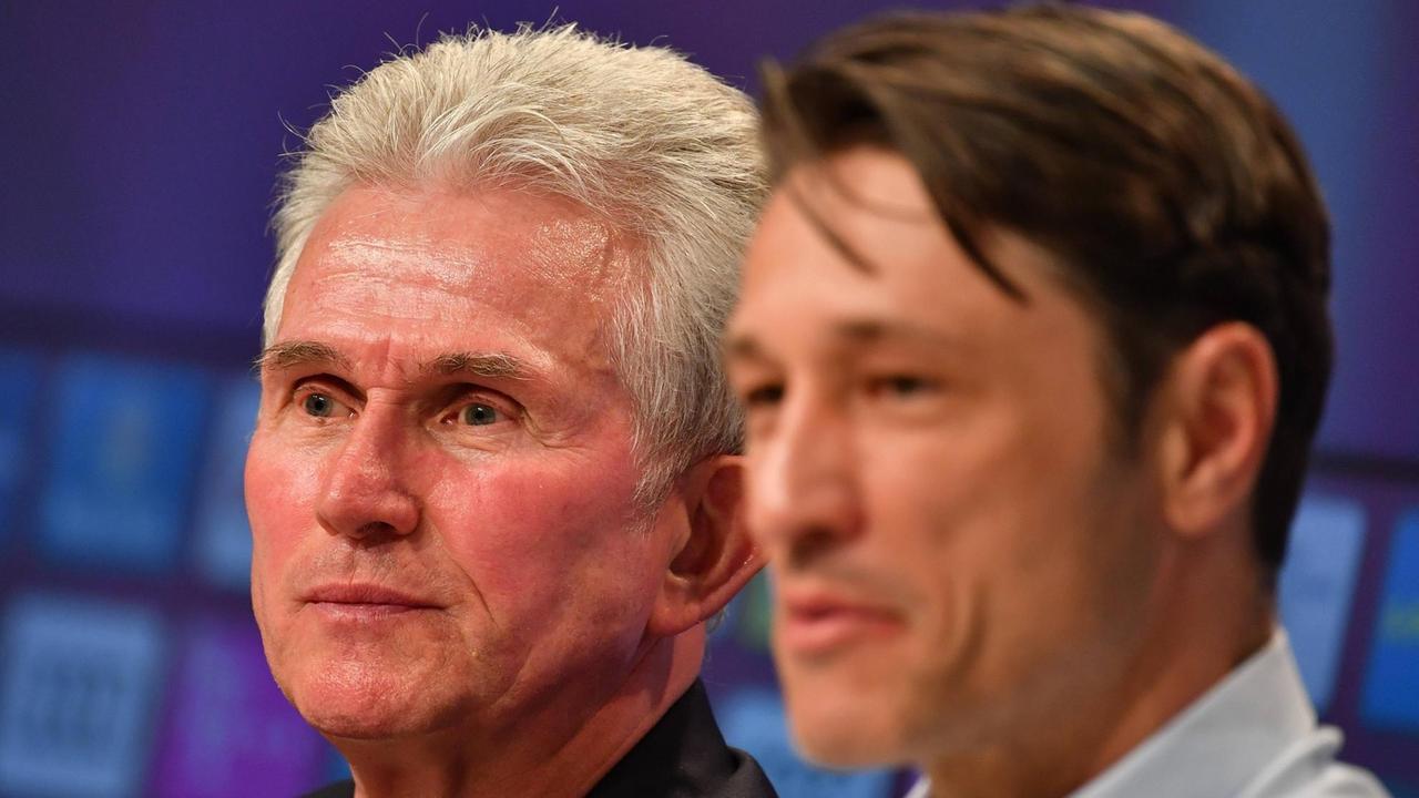 Niko Kovac (Trainer Eintracht Frankfurt) und Jupp Heynckes (Trainer Bayern München) während der Pressekonferenz. 