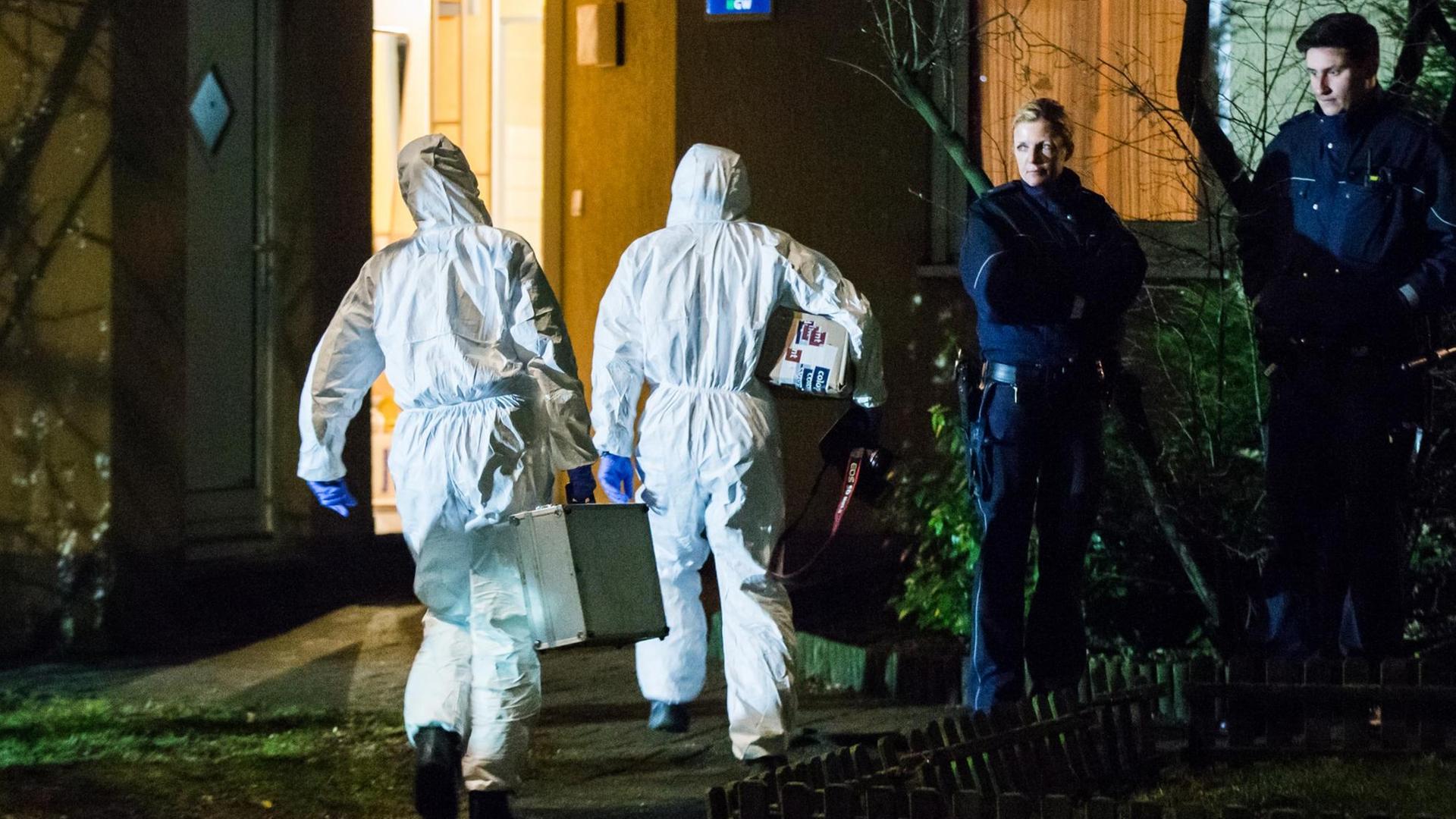 dpatopbilder - Beamte der Spurensicherung gehen am 07.03.2017 in Herne (Nordrhein-Westfalen) in ein Haus. Im nordrhein-westfälischen Herne ist ein neunjähriger Junge umgebracht worden. Der mutmaßliche Täter, ein 19 Jahre alter Mann, ist nach Polizeiangaben auf der Flucht. Foto: Marcel Kusch/dpa | Verwendung weltweit dpatopbilder - Beamte der Spurensicherung gehen am 07.03.2017 in Herne (Nordrhein-Westfalen) in ein Haus. Im nordrhein-westfälischen Herne ist ein neunjähriger Junge umgebracht worden. Der mutmaßliche Täter, ein 19 Jahre alter Mann, ist nach Polizeiangaben auf der Flucht. Foto: Marcel Kusch/dpa | Verwendung weltweit