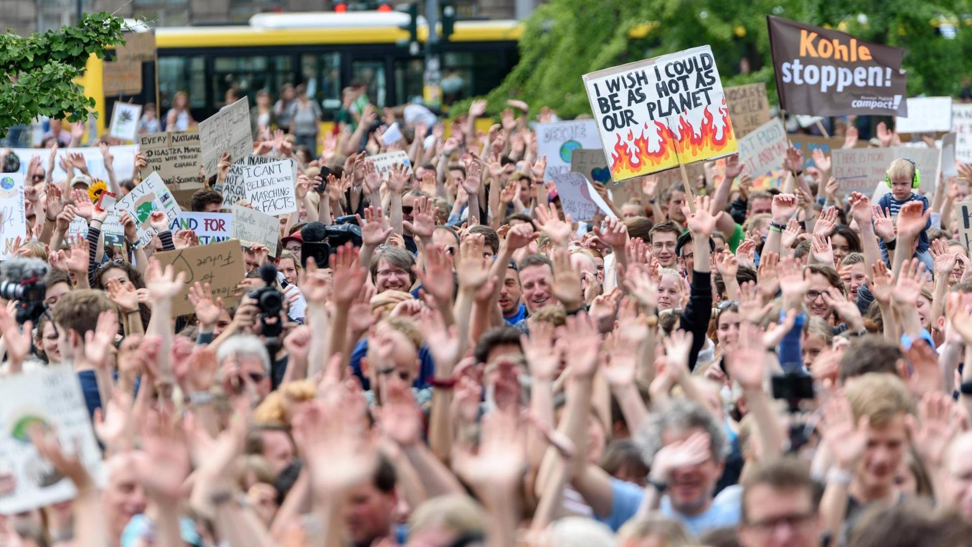 Schüler der Bewegung "Fridays for Future" fordern mit ihrem wöchentlichen Protest in Berlin unter anderem den sofortigen Kohleausstieg