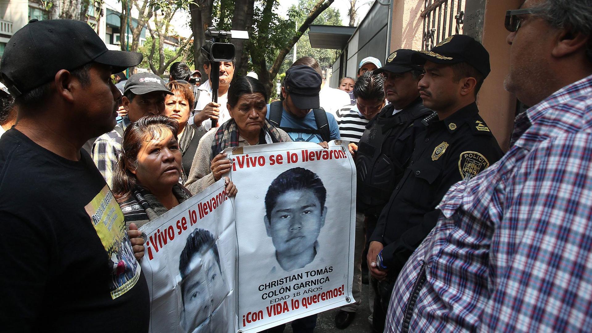 Protest von Verwandten der getöteten 43 Studenten am 20. März 2015 in Mexico-Stadt Protest von Verwandten der getöteten 43 Studenten am 20. März 2015 in Mexico-Stadt