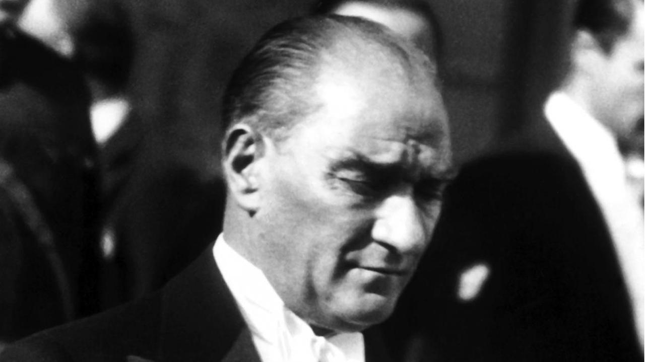 Schwarz-Weiß-Porträt von Mustafa Kemal, genannt Atatürk