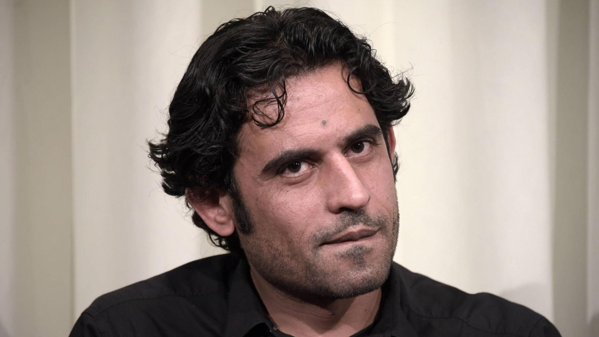 Aboud Saeed bei der Eröffnungsveranstaltung Flüchtlingsgespräche vom READ! Aboud Saeed bei der Eröffnungsveranstaltung Flüchtlingsgespräche vom READ!