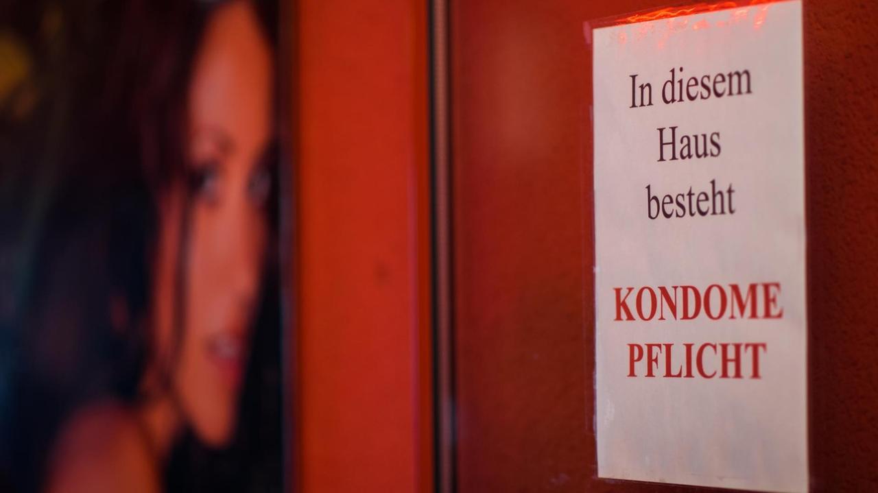 Ein Schild weist am 12.07.2017 in einem Bordell in Frankfurt am Main (Hessen) auf die Kondompflicht hin. (zu dpa «Städte sehen sich vom Prostituiertenschutzgesetz überrumpelt» vom 13.07.2017) Foto: Andreas Arnold/dpa | Verwendung weltweit