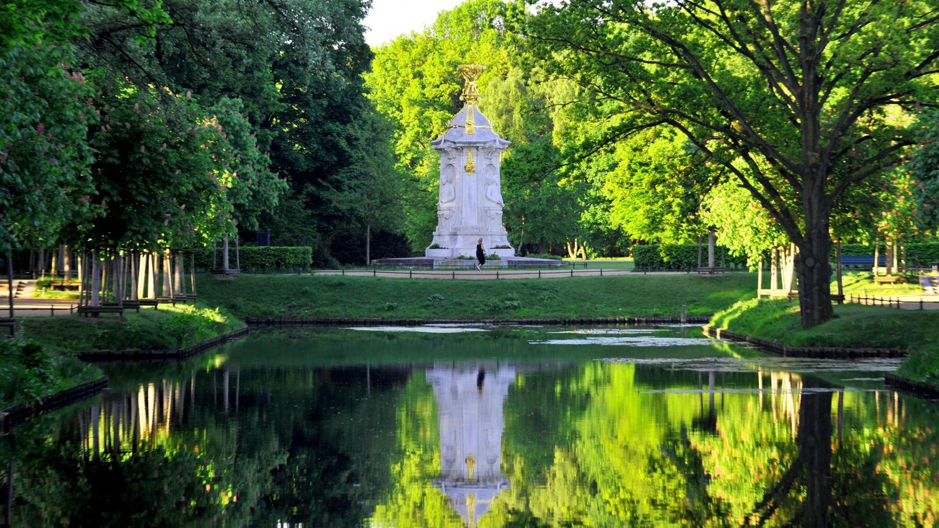Eine Frau joggt am 15.05.2013 in Berlin im Tiergarten am Beethoven-Haydn-Mozart-Denkmal vorbei. Am Mittwoch könnte es bei viel Sonne in der Hauptstadt bis 25 Grad warm werden. Foto: Paul Zinken | Verwendung weltweit Eine Frau joggt am 15.05.2013 in Berlin im Tiergarten am Beethoven-Haydn-Mozart-Denkmal vorbei. Am Mittwoch könnte es bei viel Sonne in der Hauptstadt bis 25 Grad warm werden. Foto: Paul Zinken | Verwendung weltweit