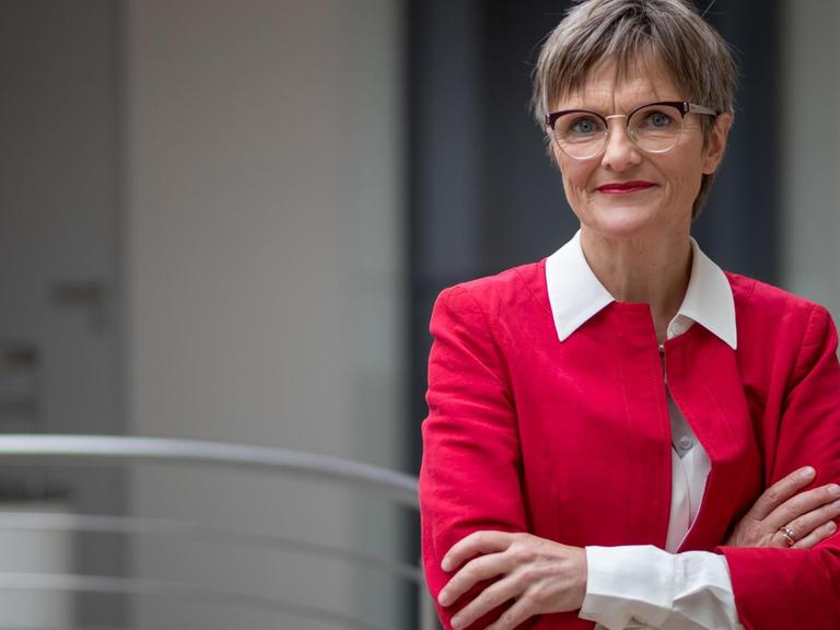 Ulrike Lorenz, neue Präsidentin der Klassik Stiftung Weimar, im roten Jacket mit verschränkten Armen.