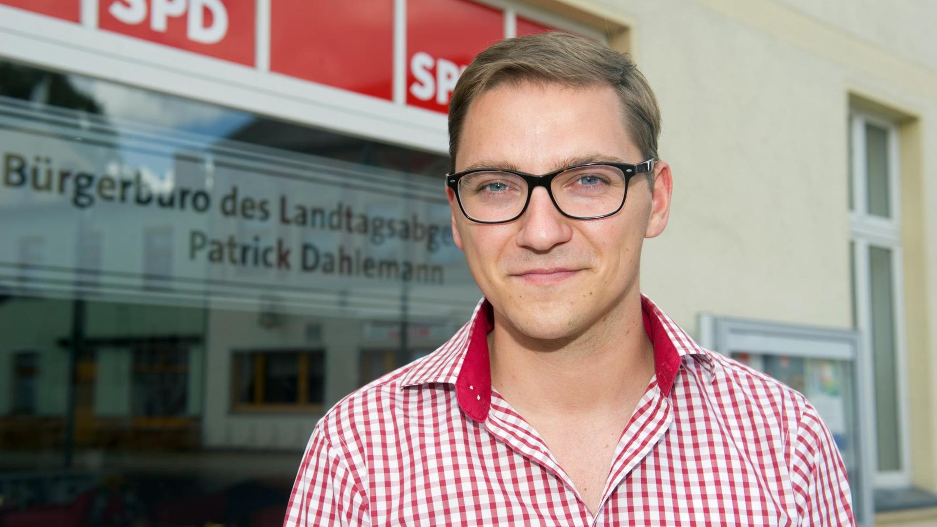Der SPD-Landtagsabgeordnete Patrick Dahlemann vor seinem Bürgerbüro in Torgelow im Kreis Vorpommern-Greifswald (Mecklenburg-Vorpommern). Der SPD-Landtagsabgeordnete Patrick Dahlemann vor seinem Bürgerbüro in Torgelow im Kreis Vorpommern-Greifswald (Mecklenburg-Vorpommern).