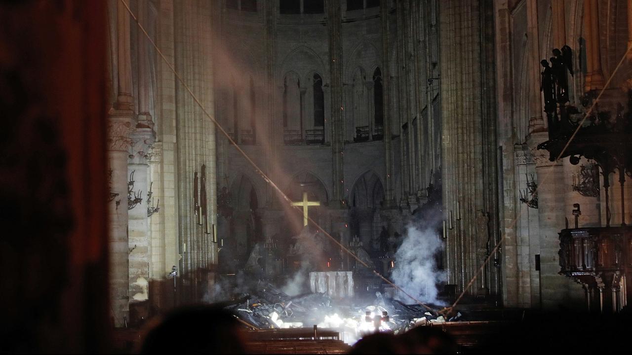 Vor dem Altar der Kathedrale Notre-Dame in Paris steigt am 15.4.2019 Rauch auf.
