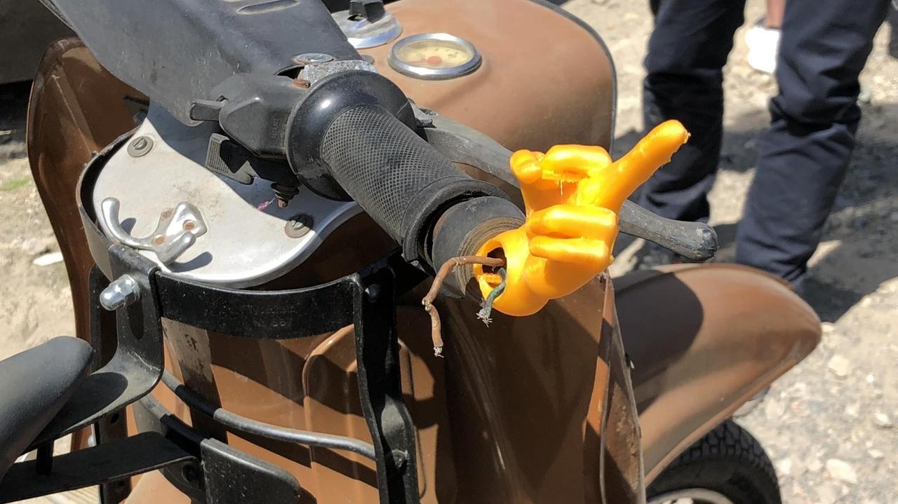 Selbstproduzierter Stinkefinger-Blinker aus dem Fabmobil Selbstproduzierter Stinkefinger-Blinker aus dem Fabmobil