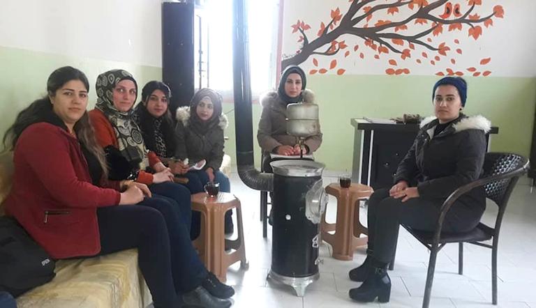 Frauen im Kreis sitzen auf ihren Stühlen Frauen im Kreis sitzen auf ihren Stühlen