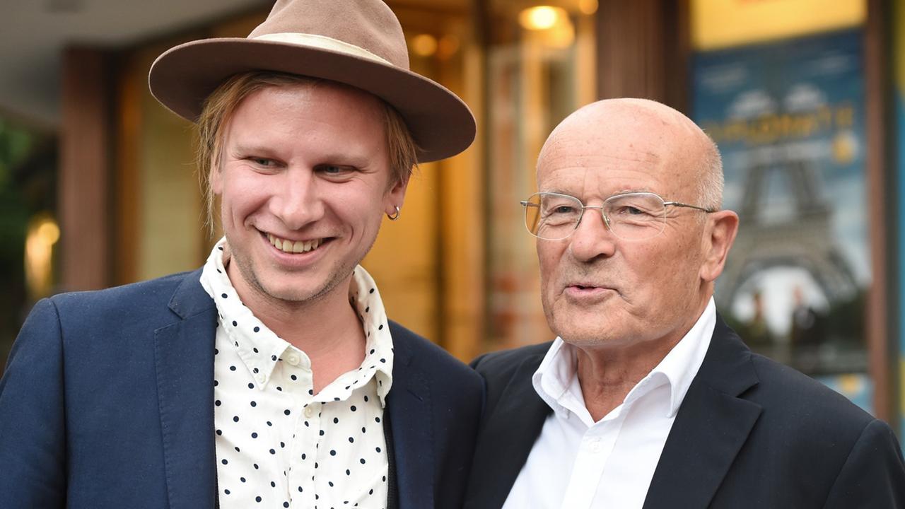 Der Schauspieler Robert Stadlober (l) und Regisseur Volker Schlöndorff am 25.08.2014 bei der Premiere des Films "Diplomatie" im Cinema Paris in Berlin. Der Schauspieler Robert Stadlober (l) und Regisseur Volker Schlöndorff am 25.08.2014 bei der Premiere des Films "Diplomatie" im Cinema Paris in Berlin.