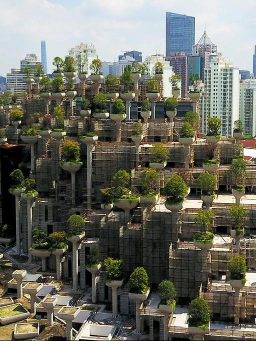 Klimafreundliches Wohngebäude in Shanghai. Auf Pfeilern und Balkonen sind massenhaft Bäume gepflanzt um die Stadtluft zu verbessern.