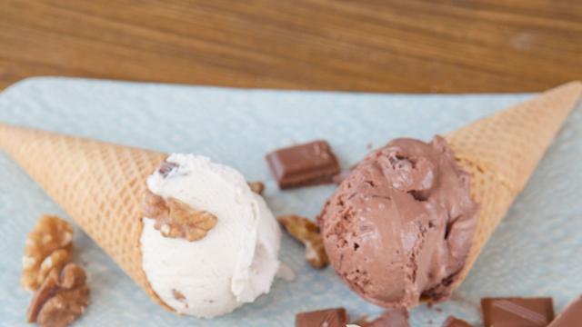 Verschiedene Eiscreme mit Nüssen und Schokolade.