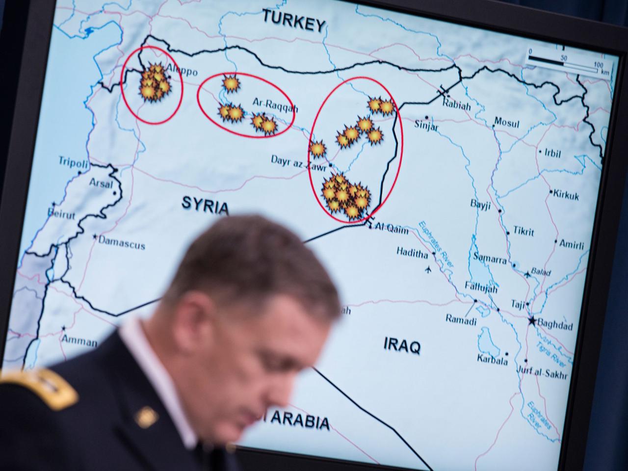 Der US-Generalmajor William C. Mayville spricht über die Luftangriffe in Syrien. Der US-Generalmajor William C. Mayville spricht über die Luftangriffe in Syrien.