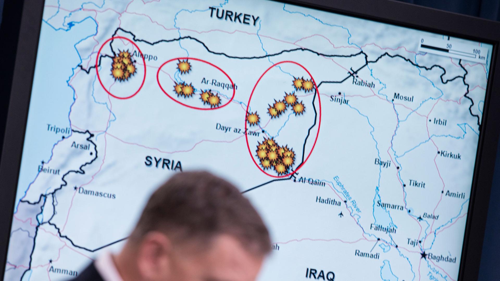 Der US-Generalmajor William C. Mayville spricht über die Luftangriffe in Syrien. Der US-Generalmajor William C. Mayville spricht über die Luftangriffe in Syrien.