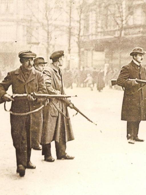 Spartakisten mit Gewehren in Berlin