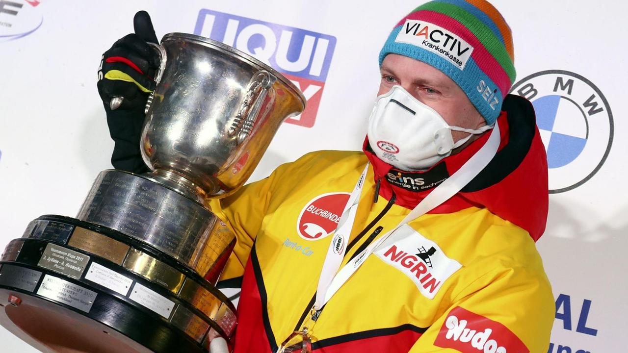 Francesco Friedrich zeigt seinen Pokal Francesco Friedrich zeigt seinen Pokal