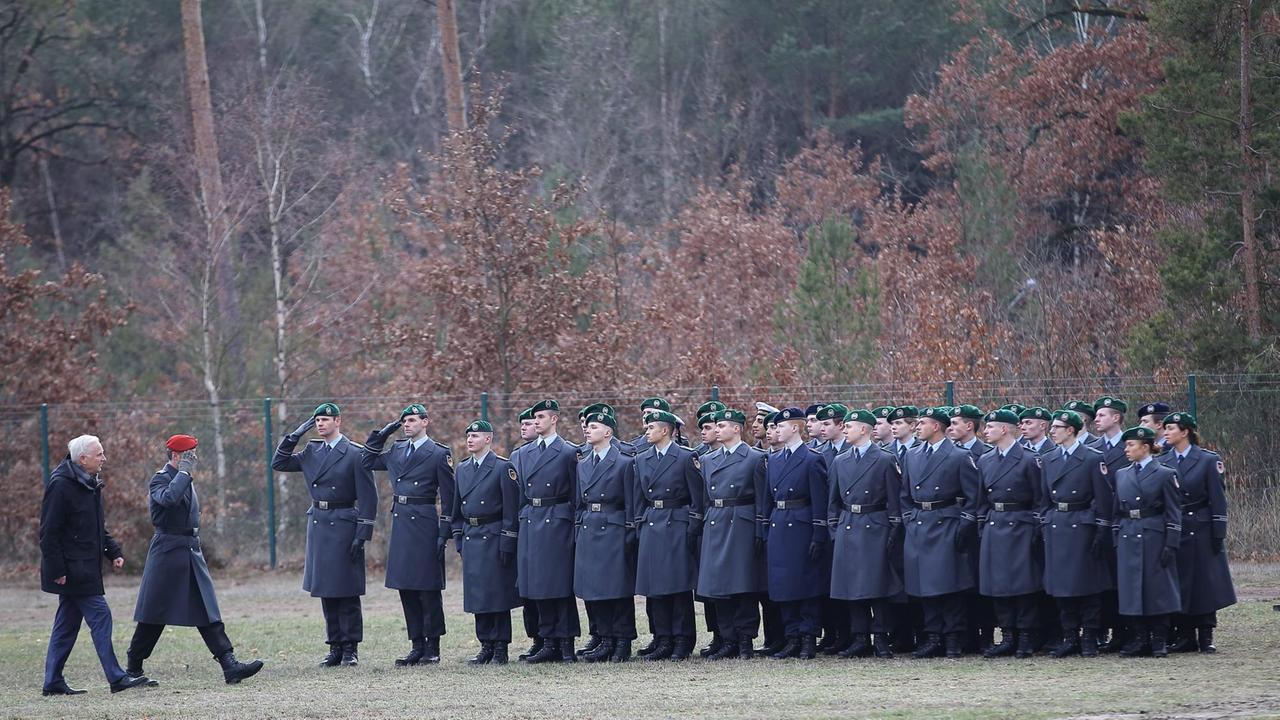 Bundeswehrsoldatinnen und -soldaten beim Gelöbnis.