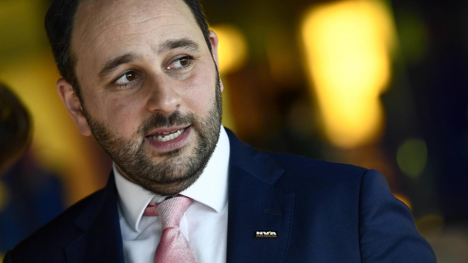 Das Bild zeigt Michael Freilich mit leicht geöffnetem Mund und nach links blickend. Das Bild zeigt Michael Freilich mit leicht geöffnetem Mund und nach links blickend.