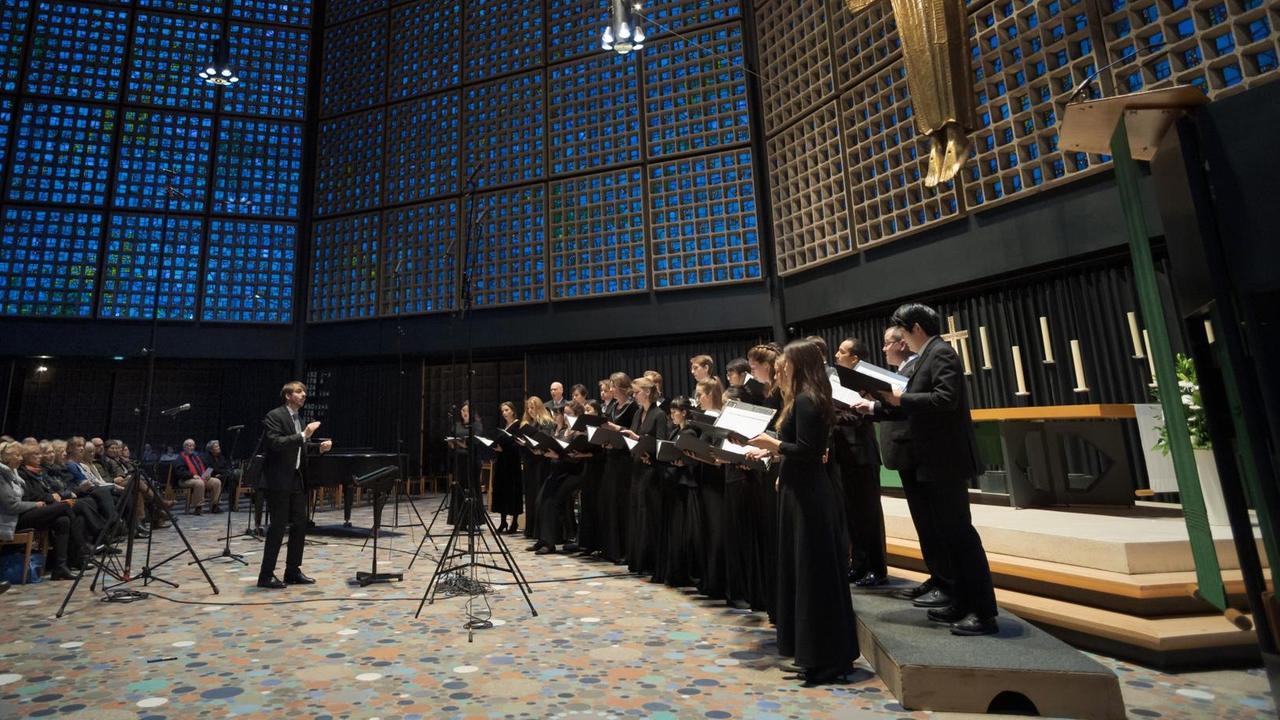 Chor während des Konzertes vor dem Altar der Berliner Gedächtniskirche Chor während des Konzertes vor dem Altar der Berliner Gedächtniskirche