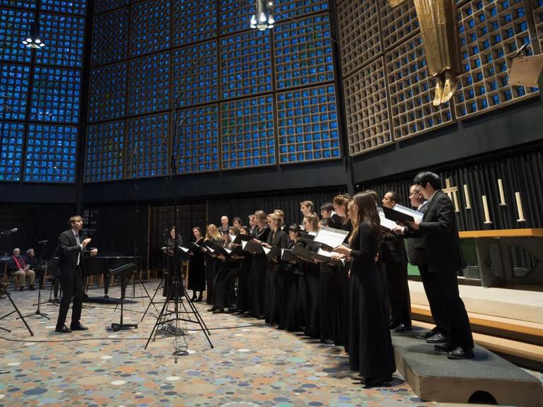 Chor während des Konzertes vor dem Altar der Berliner Gedächtniskirche