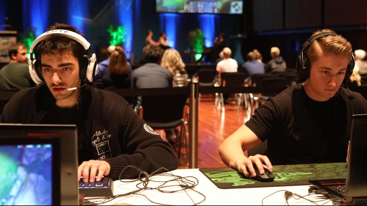 Spieler des E-Sport-Teams der RWTH Aachen während eines Show-Wettkampfs auf der Dlf-Sportkonferenz. Spieler des E-Sport-Teams der RWTH Aachen während eines Show-Wettkampfs auf der Dlf-Sportkonferenz.