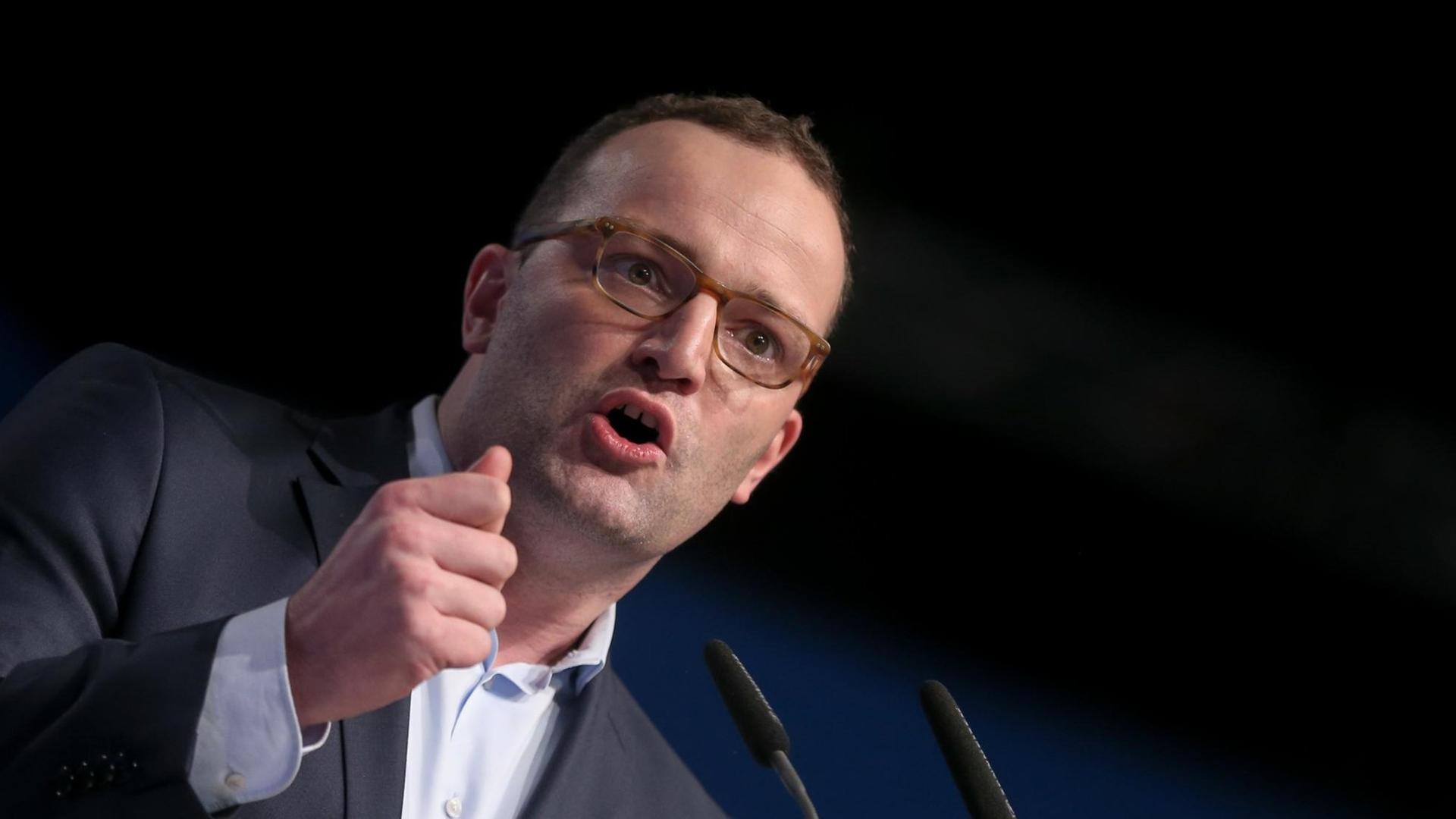 Jens Spahn spricht und gestikuliert dabei mit geballter Faust Jens Spahn spricht und gestikuliert dabei mit geballter Faust