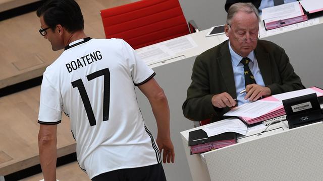 Ein CDU-Abgeordneter läuft mit einem "Boateng"-Shirt am Vorsitzenden der AfD-Fraktion, Alexander Gauland, vorbei.