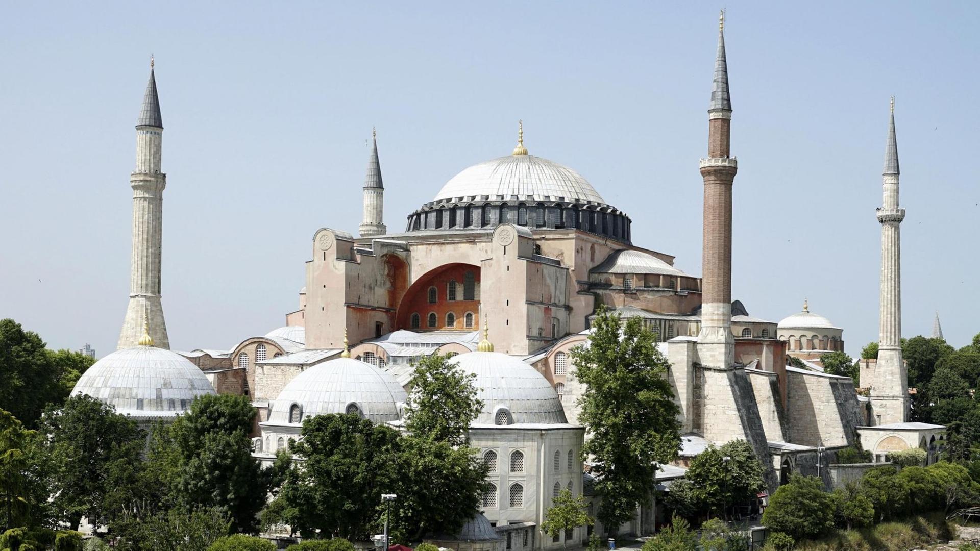 Die Hagia Sophia in Istanbul, Wahrzeichen der Stadt, ist heute ein Museum. Die Hagia Sophia in Istanbul, Wahrzeichen der Stadt, ist heute ein Museum.