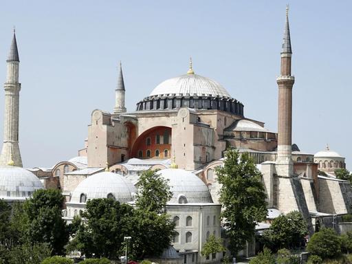 Blick auf die Hagia Sophia in Istanbul - ein Bauwerk mit einem runder Dachkuppel und vier Minaretten. 