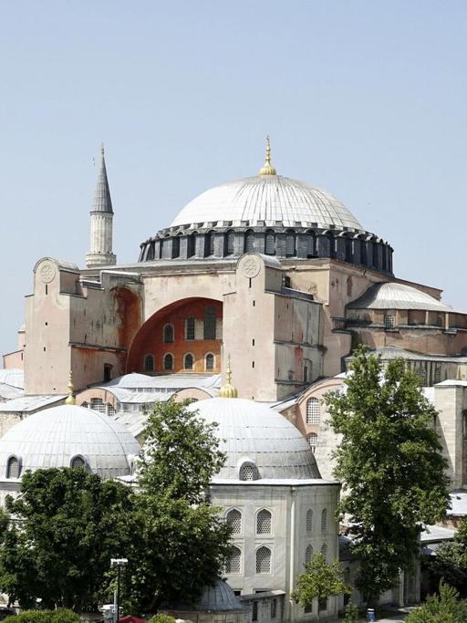 Blick auf die Hagia Sophia in Istanbul - ein Bauwerk mit einem runder Dachkuppel und vier Minaretten. 