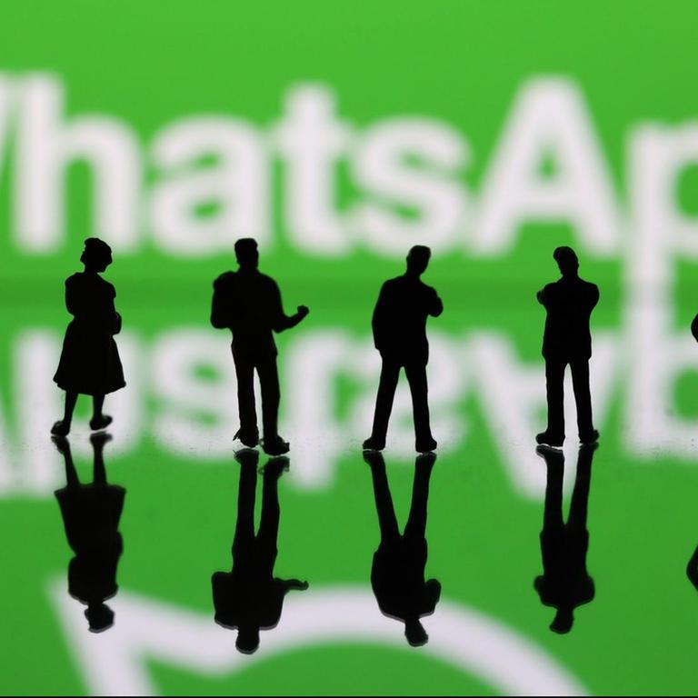 Illustration zum Messengerdienst WhatsApp: Vor dem Schriftzug "WhatsApp" stehen Menschen.