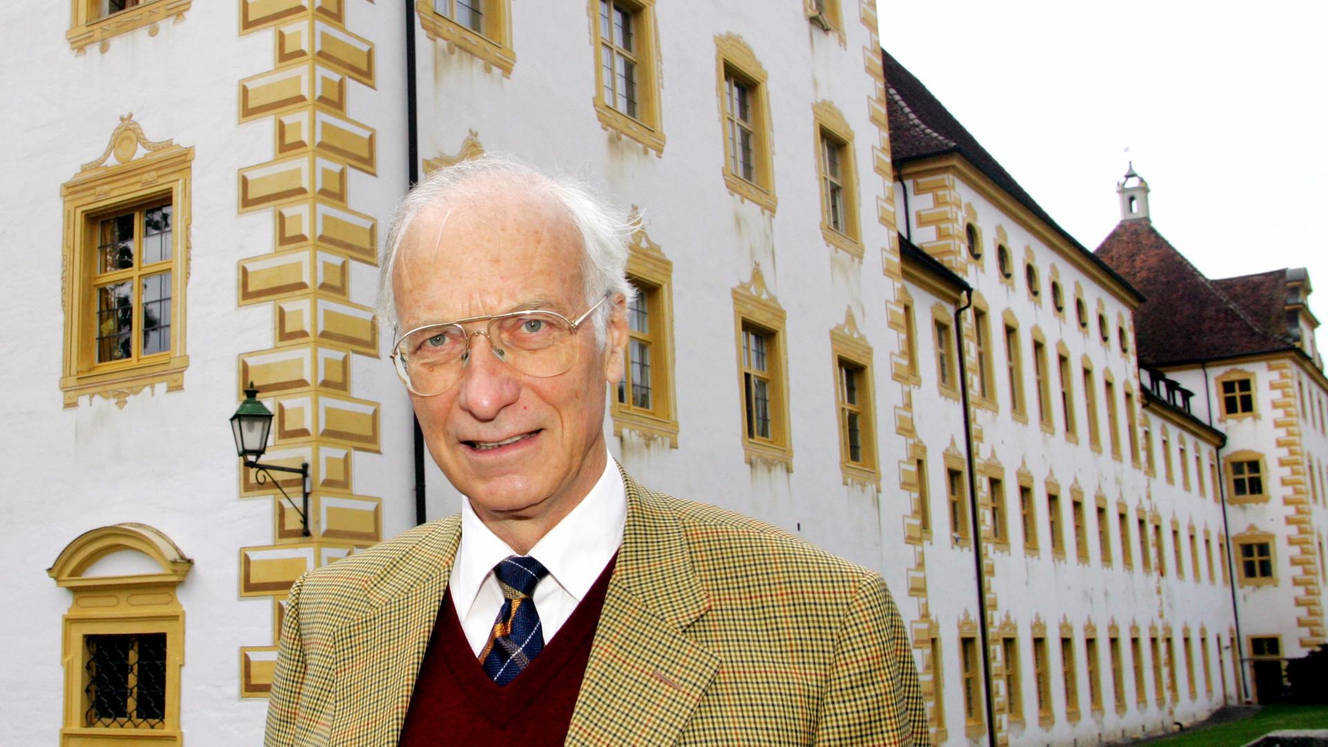 Bernhard Bueb, der ehemalige Internatsleiter, vor der Schule Schloss Salem. Bernhard Bueb, der ehemalige Internatsleiter, vor der Schule Schloss Salem.