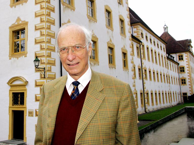 Bernhard Bueb, der ehemalige Internatsleiter, vor der Schule Schloss Salem.