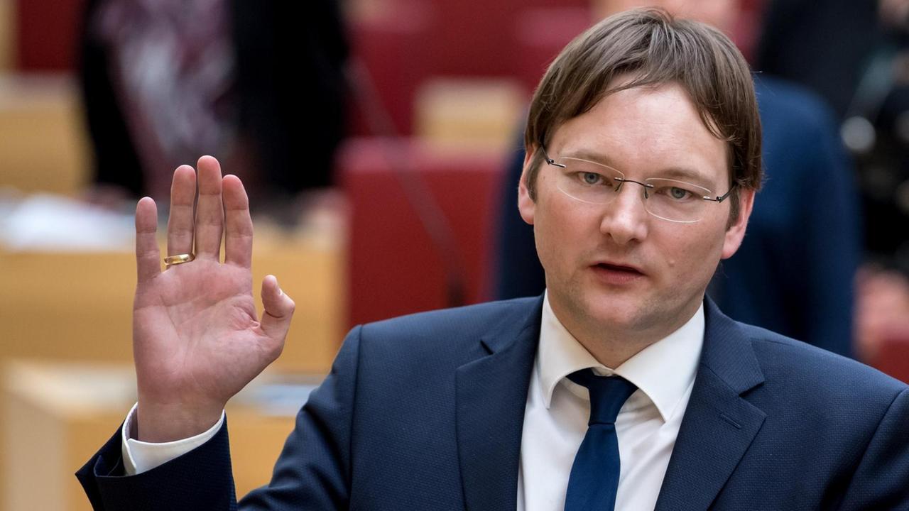 Hans Reichhart, JU-Chef und Staatssekretär Finanzen in Bayern, beim Amtseid im bayerischen Landtag Foto: Sven Hoppe/dpa | Verwendung weltweit Hans Reichhart, JU-Chef und Staatssekretär Finanzen in Bayern, beim Amtseid im bayerischen Landtag Foto: Sven Hoppe/dpa | Verwendung weltweit