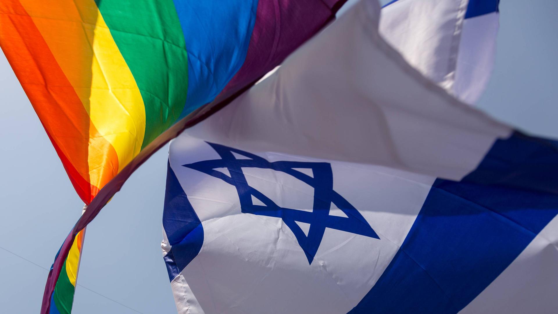 Eine Regenbogenfahne und die Flagge Israels auf der CSD-Parade in Tel Aviv im Juni 2018.
