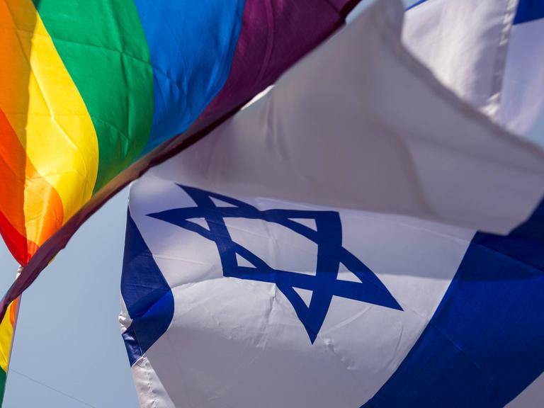 Eine Regenbogenfahne und die Flagge Israels auf der CSD-Parade in Tel Aviv im Juni 2018.