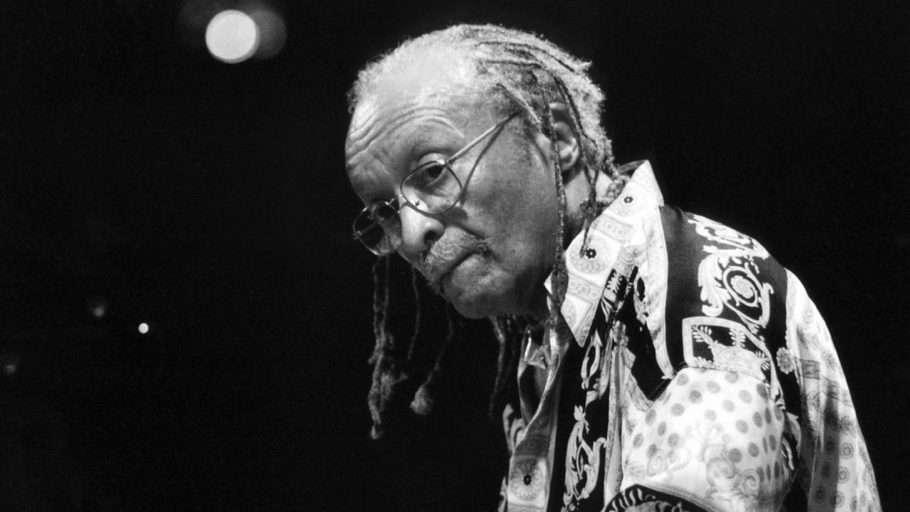 Der amerikanische Jazzmusiker Cecil Taylor während eines Konzertes 1999 in Prag. Taylor gilt als Wegbereiter des sogenannten Free Jazz. Der Pianist und Komponist wurde am 25.3.1933 in New York geboren. | Der amerikanische Jazzmusiker Cecil Taylor während eines Konzertes 1999 in Prag. Taylor gilt als Wegbereiter des sogenannten Free Jazz. Der Pianist und Komponist wurde am 25.3.1933 in New York geboren. |