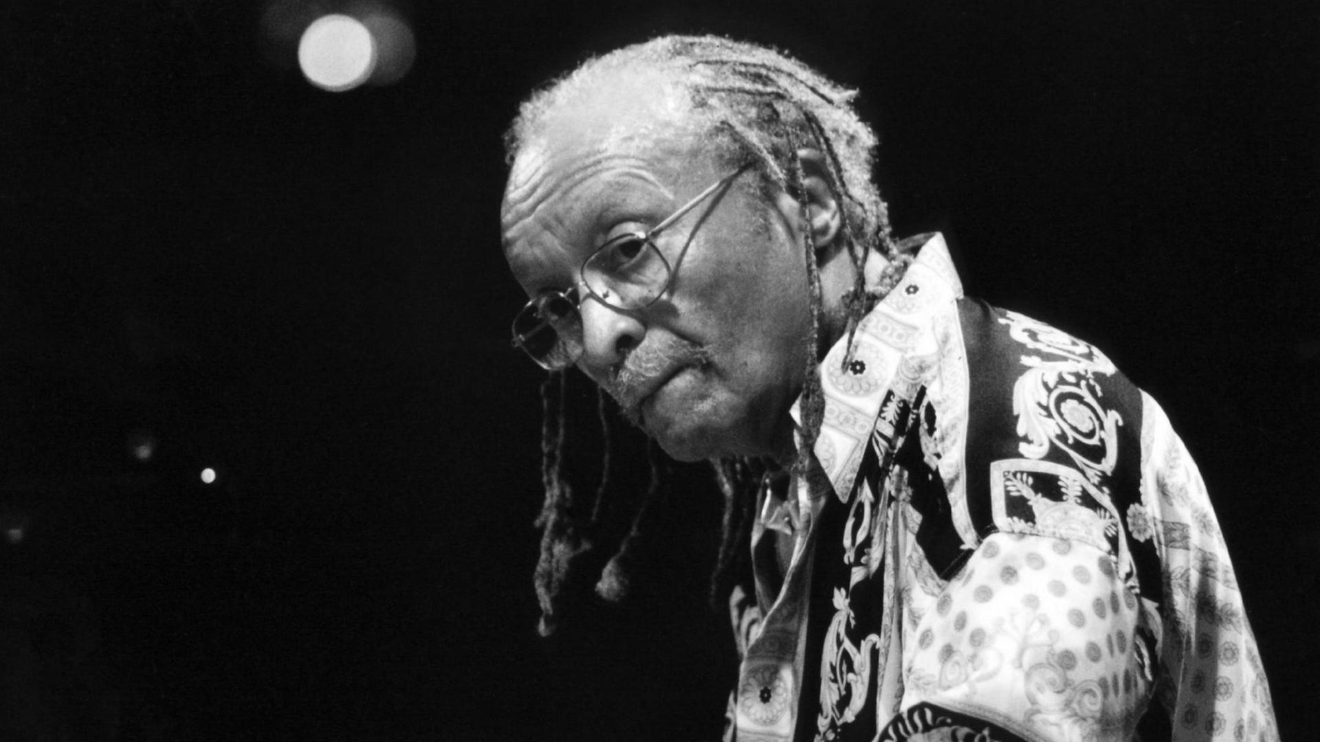 Der amerikanische Jazzmusiker Cecil Taylor während eines Konzertes 1999 in Prag. Taylor gilt als Wegbereiter des sogenannten Free Jazz. Der Pianist und Komponist wurde am 25.3.1933 in New York geboren. | Der amerikanische Jazzmusiker Cecil Taylor während eines Konzertes 1999 in Prag. Taylor gilt als Wegbereiter des sogenannten Free Jazz. Der Pianist und Komponist wurde am 25.3.1933 in New York geboren. |