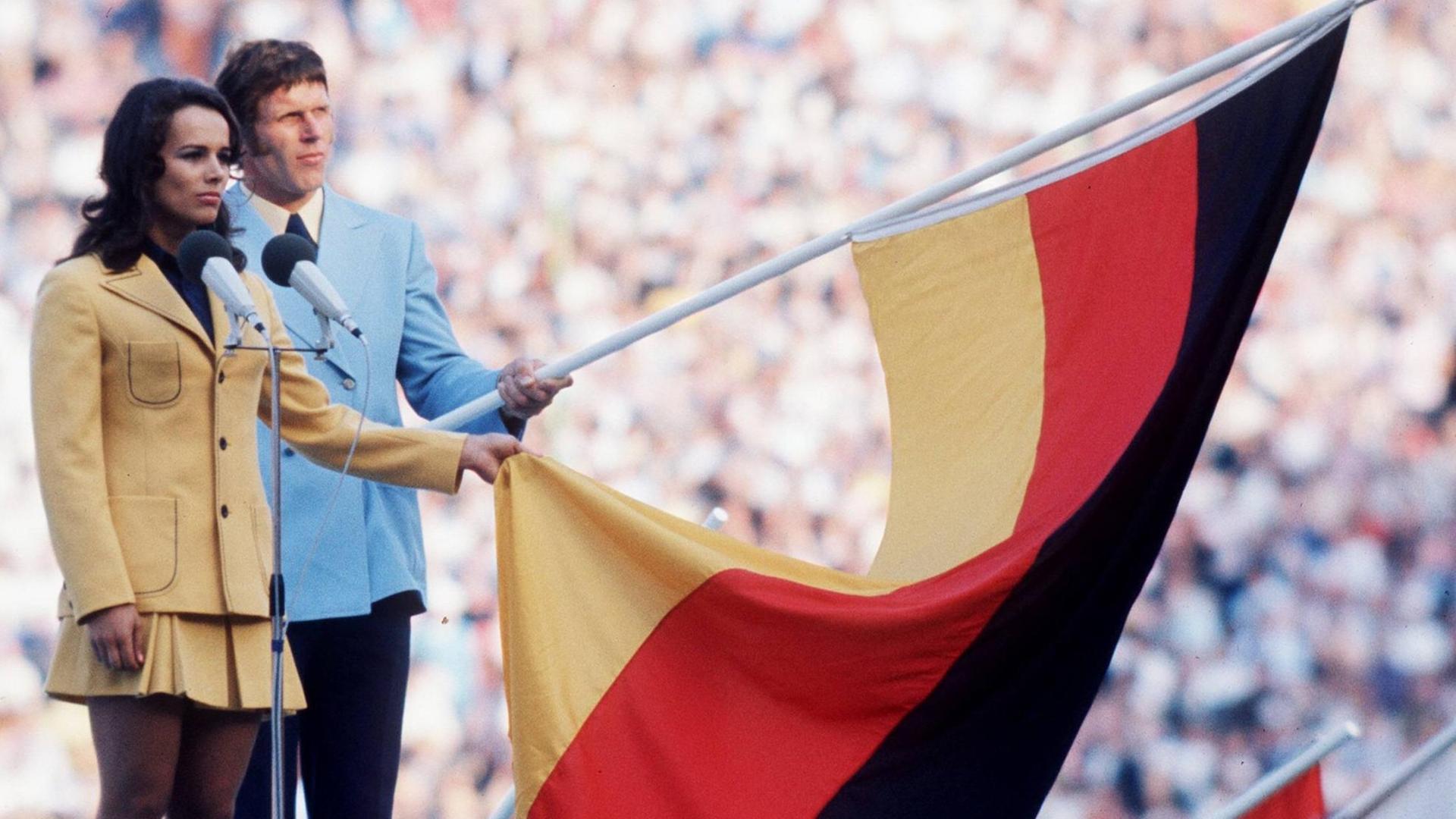 München 1972: Weitspringerin Heidi Schüller (BR Deutschland) spricht als erste Frau überhaupt den Olympischen Eid der Sportler.