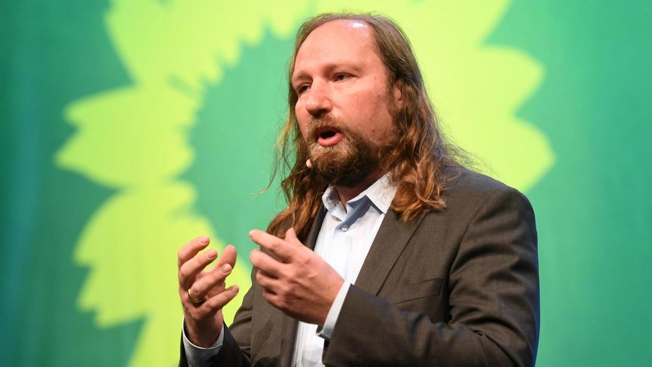 Anton Hofreiter, Fraktionsvorsitzender von Bündnis 90/Die Grünen im Deutschen Bundestag, spricht 2021 beim Politischen Aschermittwoch der Partei. Anton Hofreiter, Fraktionsvorsitzender von Bündnis 90/Die Grünen im Deutschen Bundestag, spricht 2021 beim Politischen Aschermittwoch der Partei.