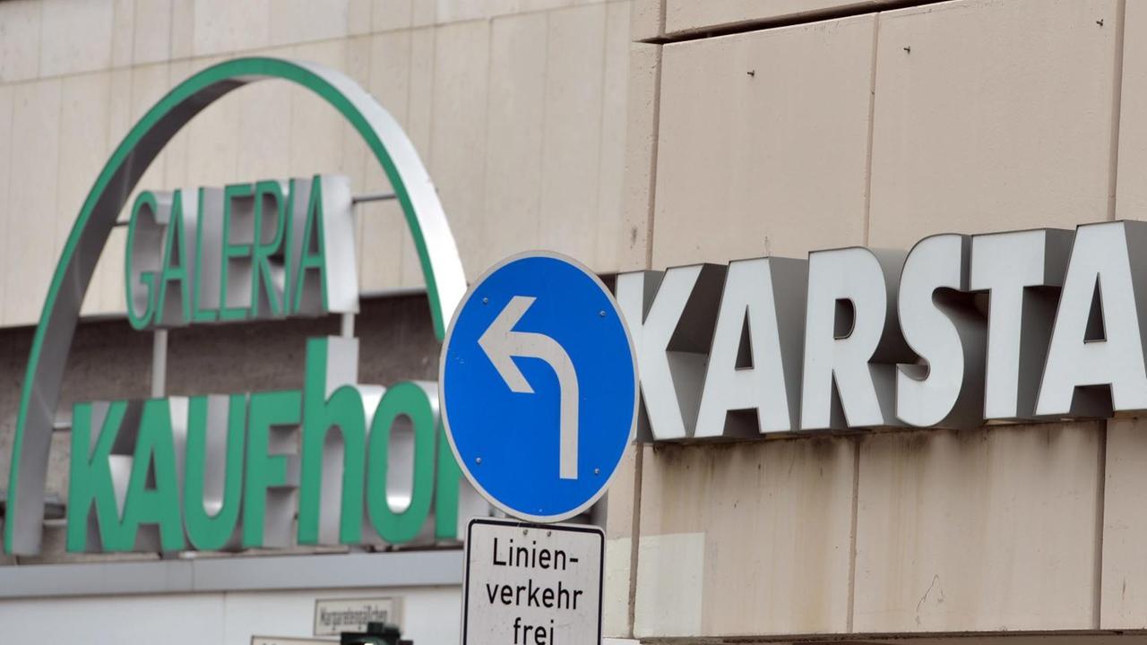 Die Warenhäuser Karstadt und Kaufhof stehen in Trier nebeneinander.