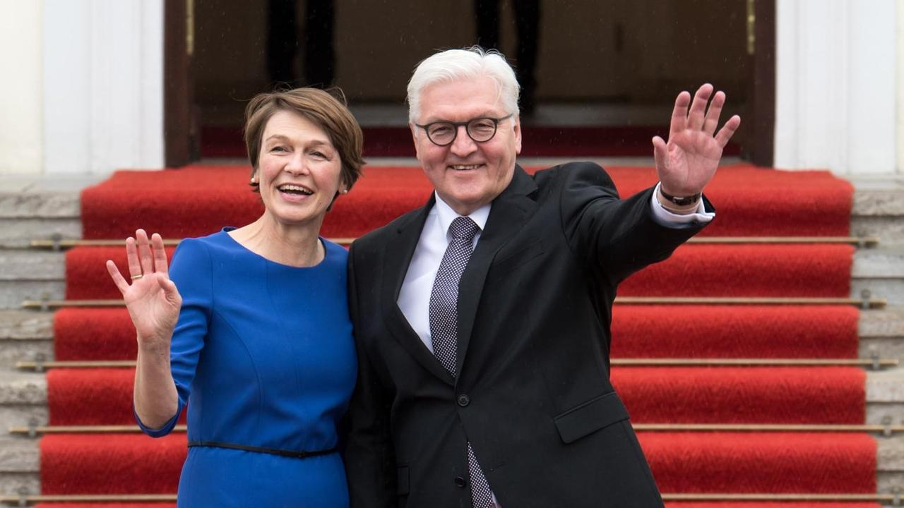 Der neue Bundespräsident Frank-Walter Steinmeier und seine Frau Elke Büdenbender vor dem Schloss Bellevue Der neue Bundespräsident Frank-Walter Steinmeier und seine Frau Elke Büdenbender vor dem Schloss Bellevue