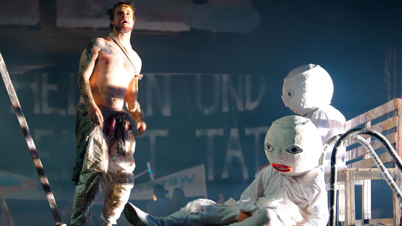 Daniel Nerlich als Odysseus in "Eine Odyssee" an der Berliner Volksbühne Daniel Nerlich als Odysseus in "Eine Odyssee" an der Berliner Volksbühne