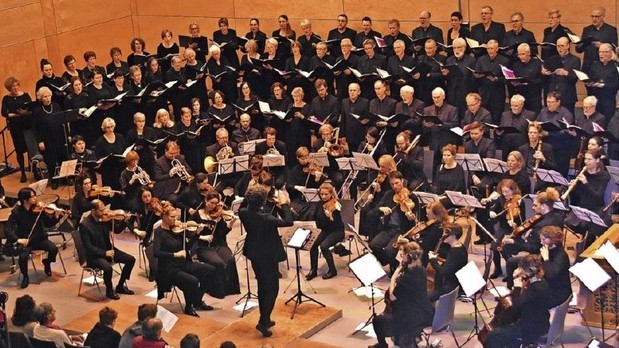 Bild von Chor und Orchester während eines Konzertes.