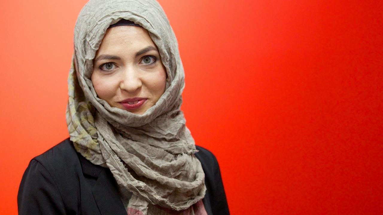 Porträt der Journalistin Khola Maryam Hübsch