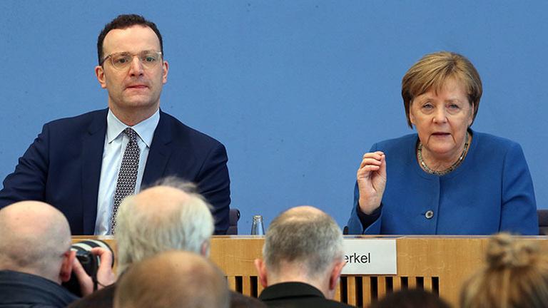 11.03.2020, Berlin: Bundeskanzlerin Angela Merkel (CDU, r) und Jens Spahn (CDU), Bundesminister für Gesundheit, beantworten auf einer Pressekonferenz zur Entwicklung beim Coronavirus Fragen von Journalisten. Foto: Wolfgang Kumm/dpa | Verwendung weltweit 11.03.2020, Berlin: Bundeskanzlerin Angela Merkel (CDU, r) und Jens Spahn (CDU), Bundesminister für Gesundheit, beantworten auf einer Pressekonferenz zur Entwicklung beim Coronavirus Fragen von Journalisten. Foto: Wolfgang Kumm/dpa | Verwendung weltweit