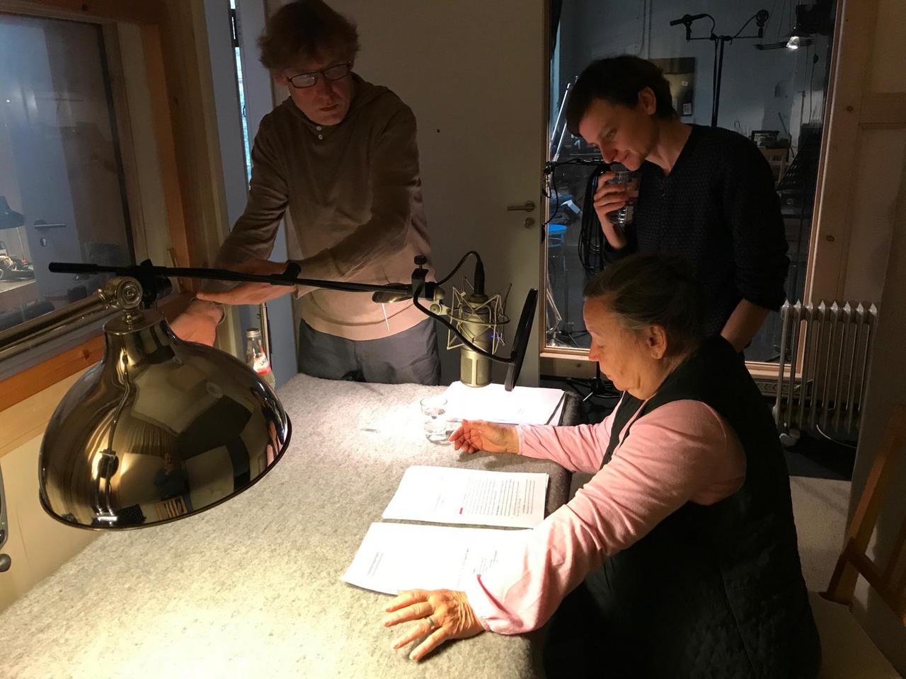 Die Autorin Dörte Fiedler mit Ursula Werner und Toningenieur Jean Szymczak bei der Produktion der Feature-Serie "Neuland"